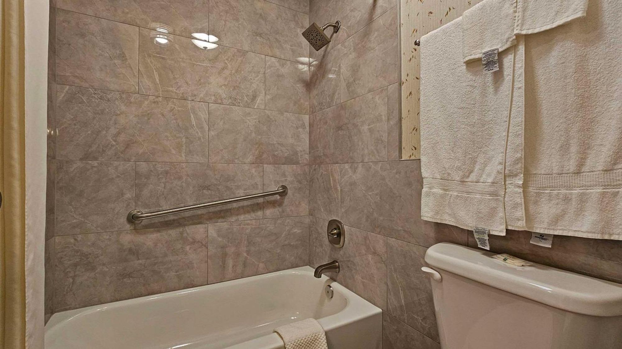 Quality Inn Эннис Экстерьер фото